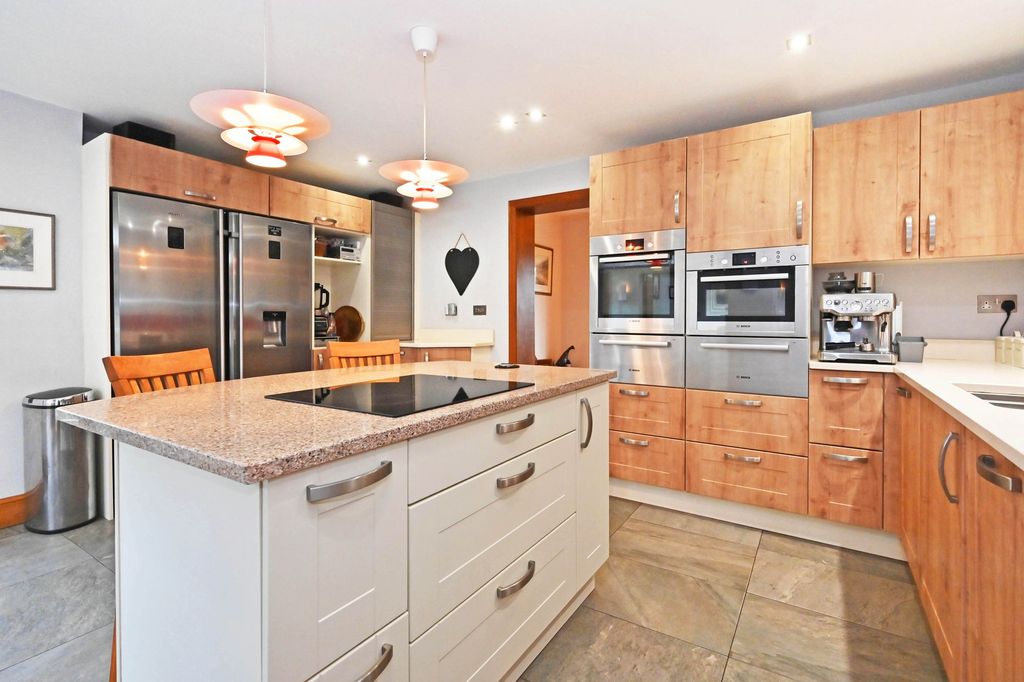 Property photo 3 of 27