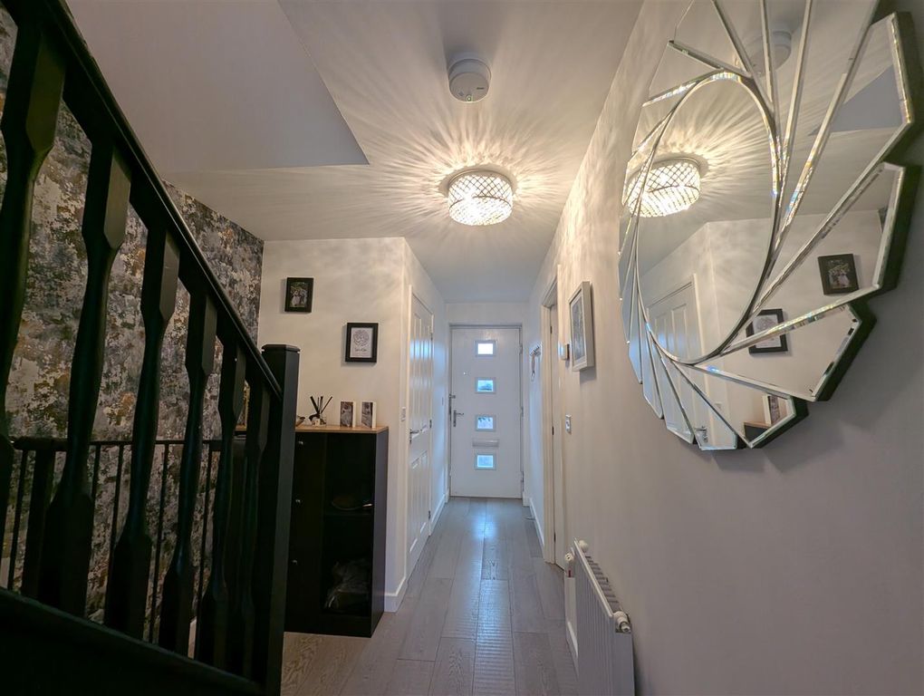 Property photo 3 of 14 Entrance Hall