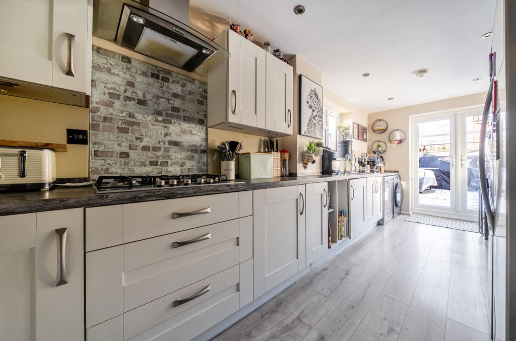 Property photo 3 of 12 1394441-14-695Bbe...