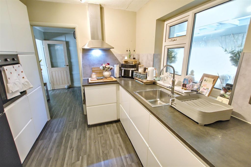 Property photo 3 of 11 Kitchen.Jpg