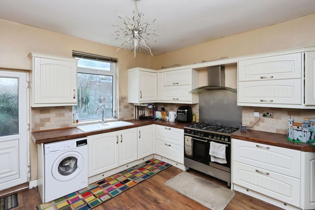 Property photo 3 of 15 Kitchen