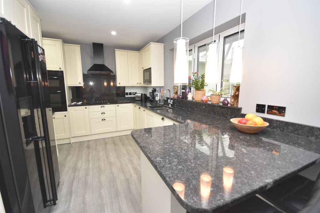 Property photo 2 of 18 Kitchen