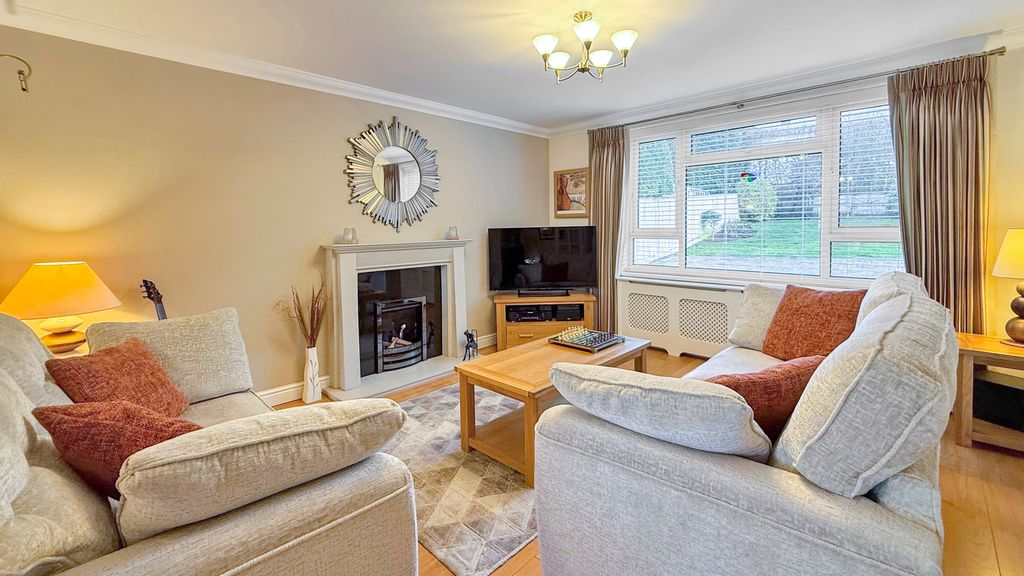 Property photo 3 of 25 Lounge