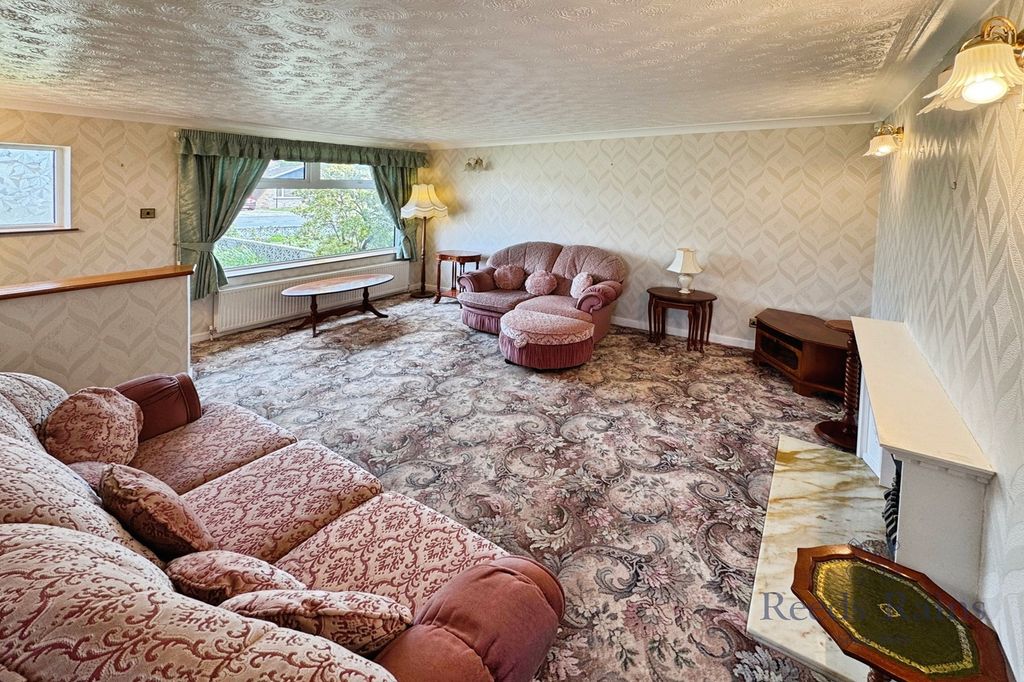 Property photo 2 of 17 Lounge