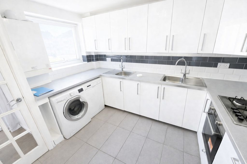 Property photo 3 of 16 Kitchen