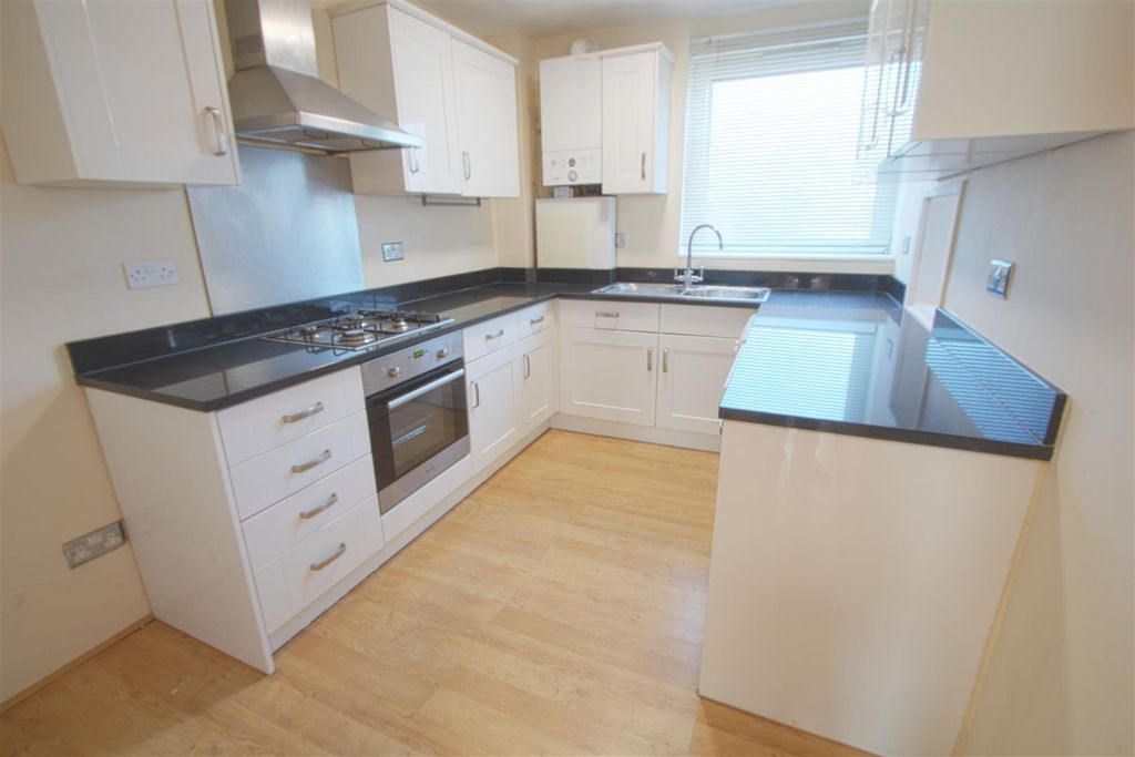Property photo 3 of 11 Kitchen