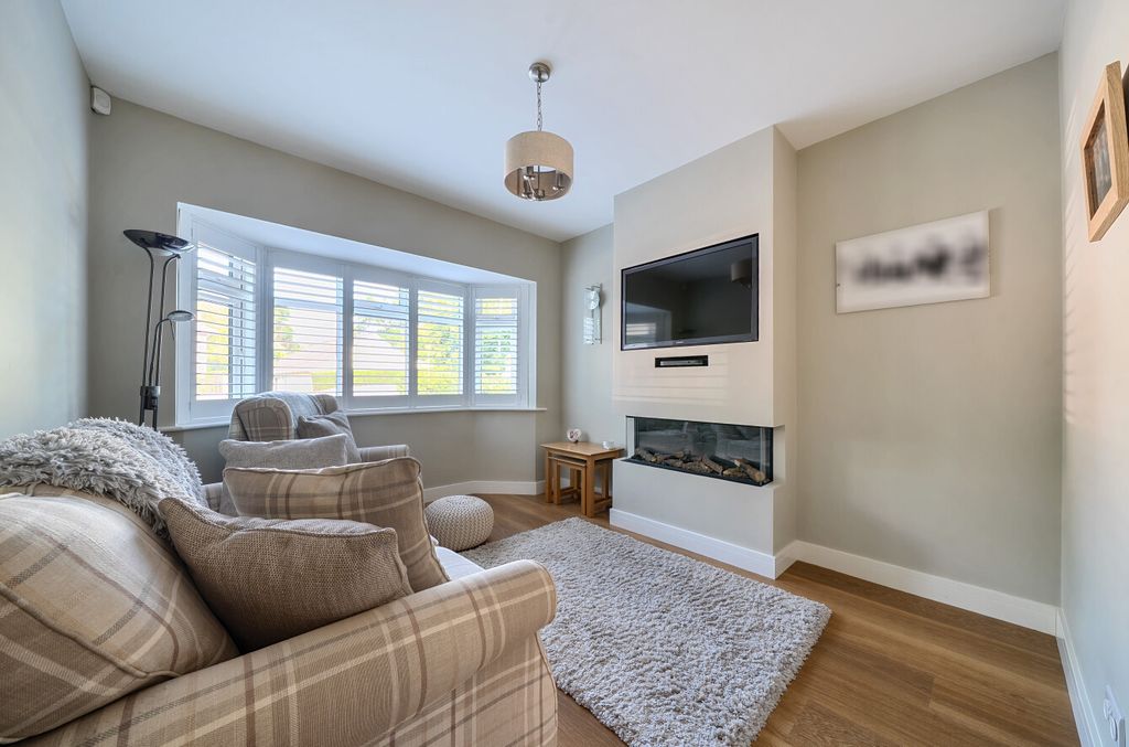 Property photo 3 of 17 1333318-10-689E0d...