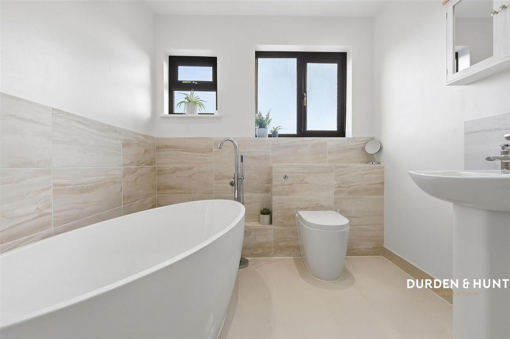 Property photo 3 of 25 Lympstone Close