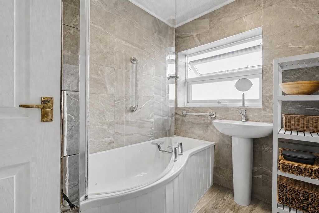 Property photo 3 of 22 Bathroom.Jpg