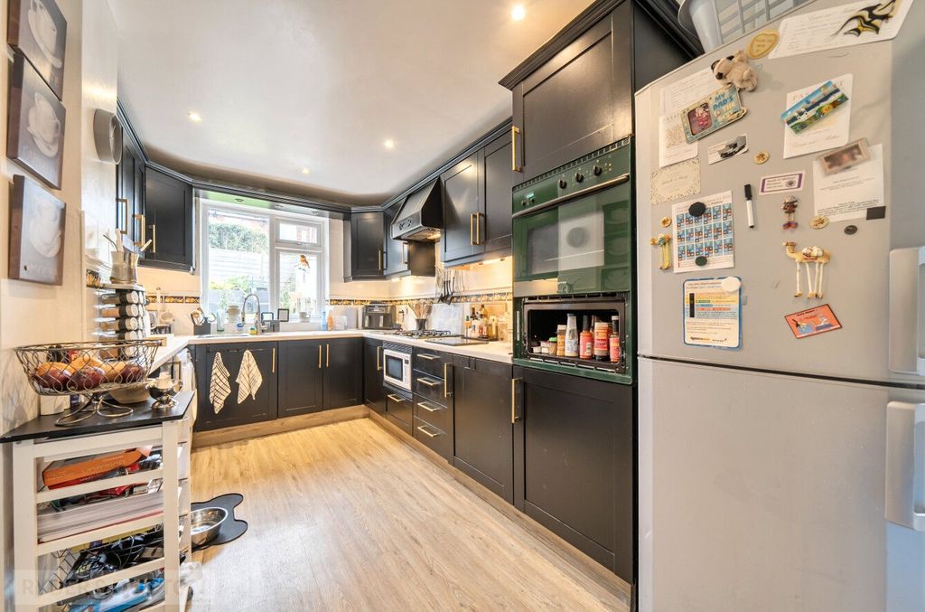 Property photo 3 of 17 Kitchen