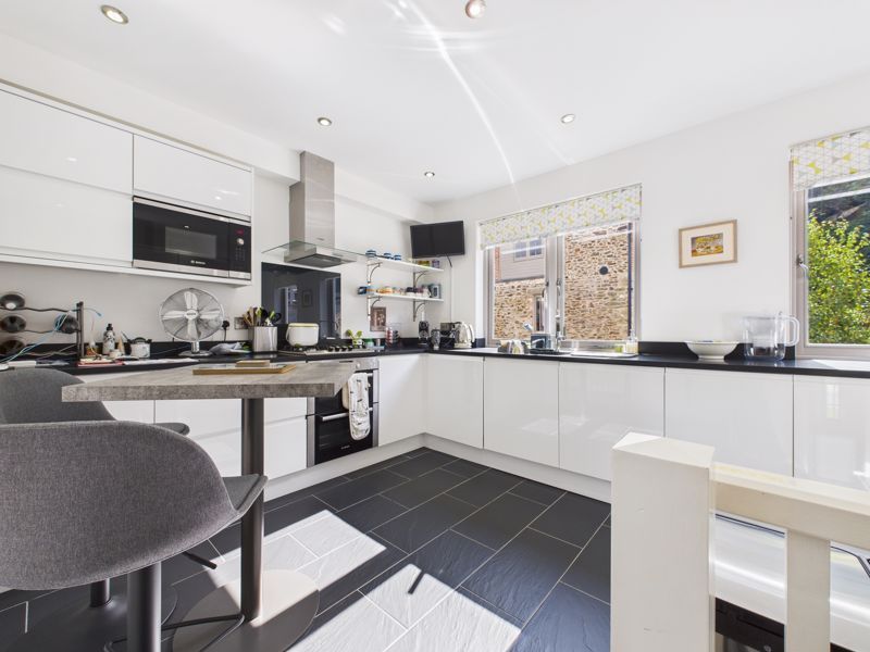 Property photo 3 of 18 Kitchen