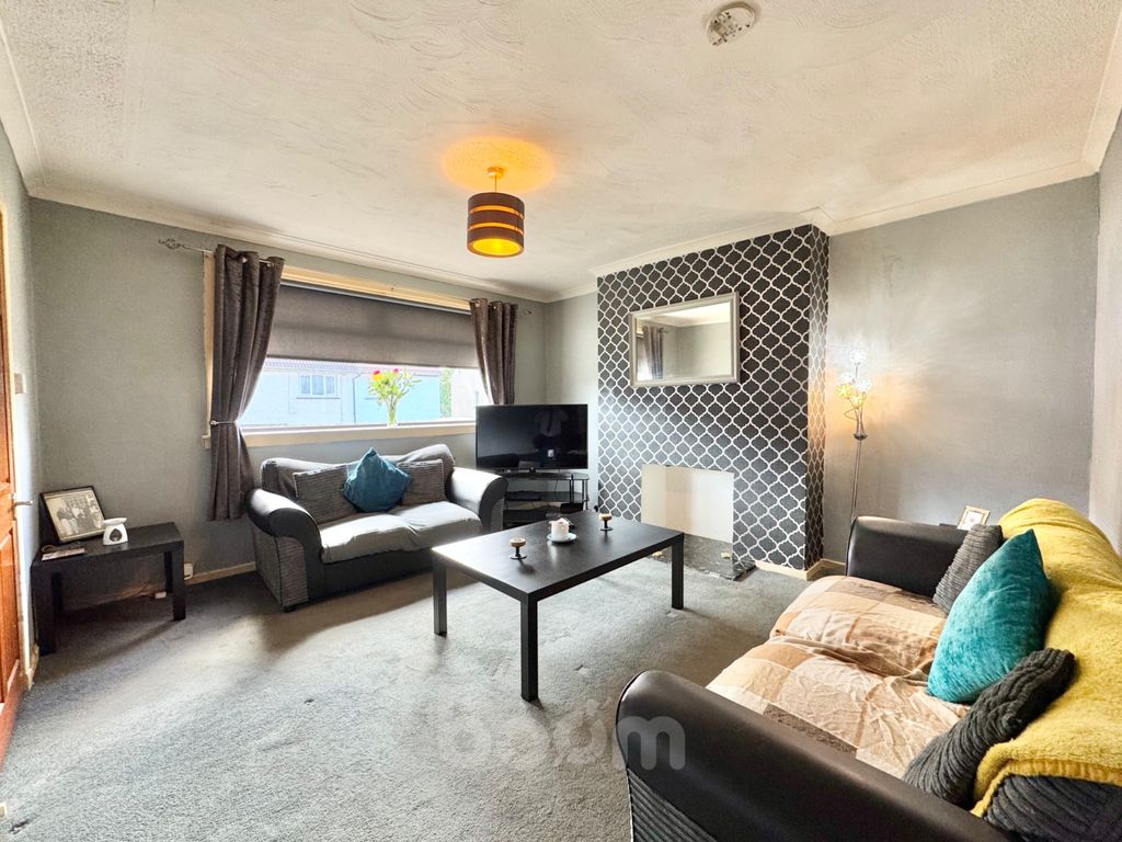 Property photo 2 of 18 Reid Avenue, Dalry Lounge