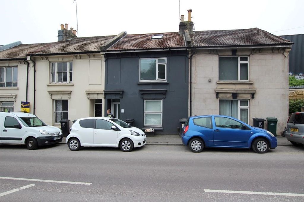 Property photo 1 of 13 853. Front 2.Jpg