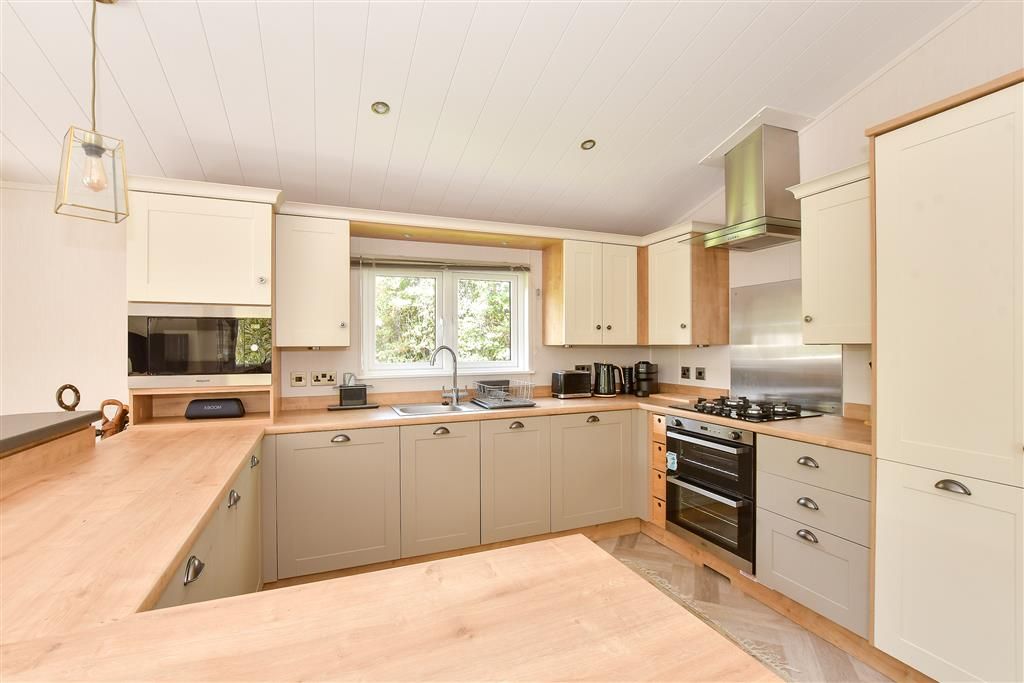Property photo 3 of 10 Kitchen