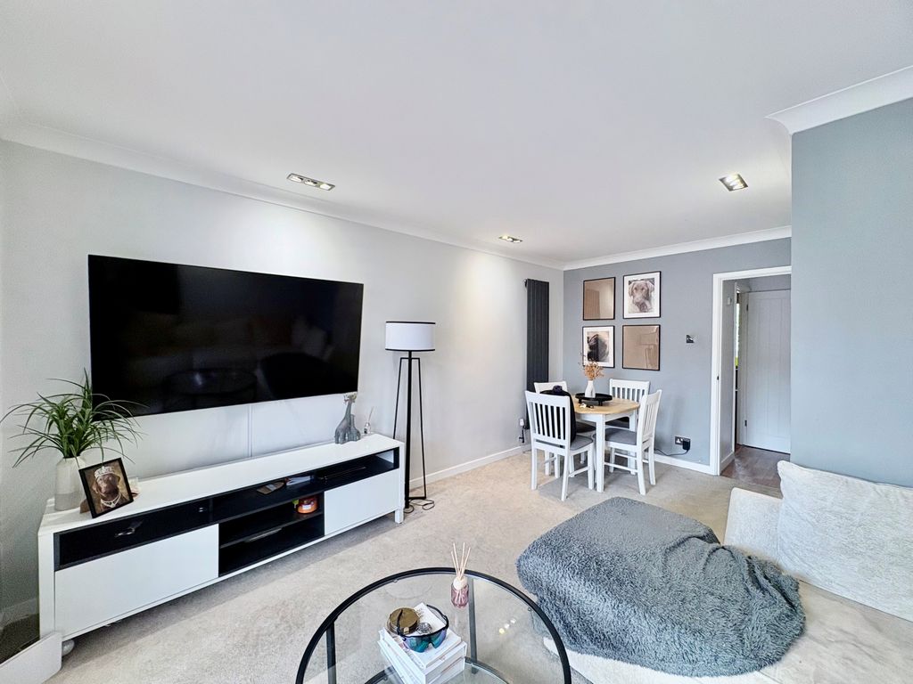 Property photo 2 of 11 Bathroom