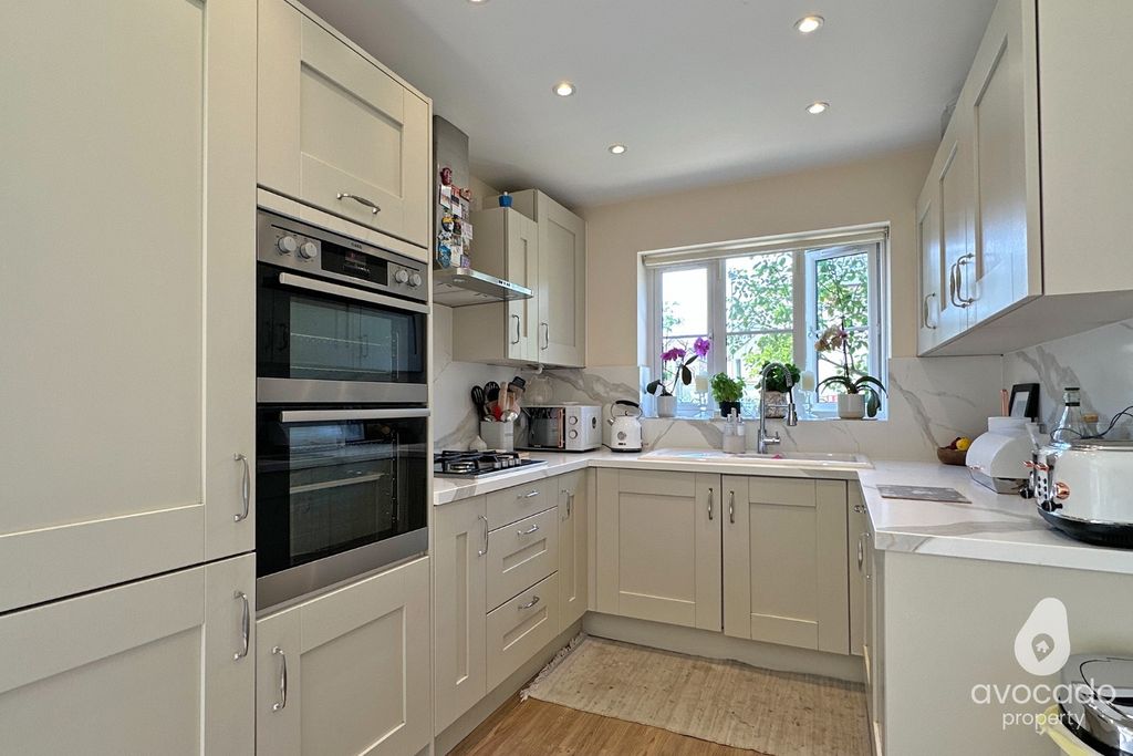 Property photo 2 of 16 5529891