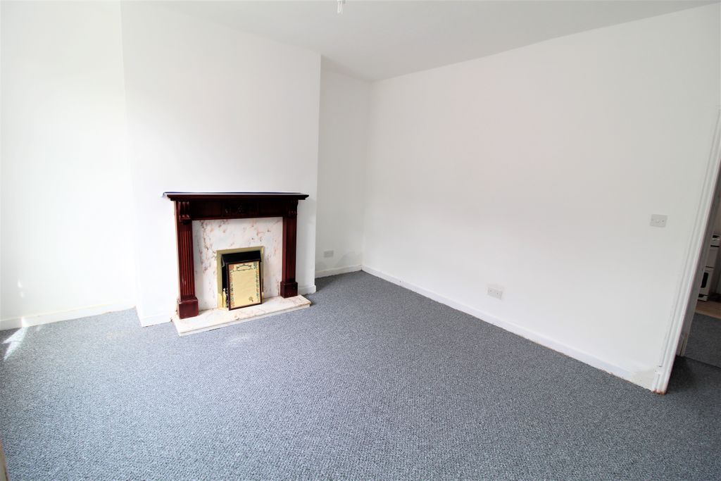 Property photo 3 of 7 Living Room