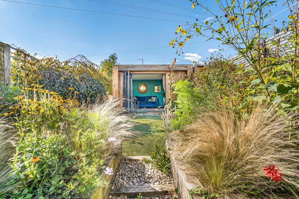 Property photo 3 of 17 Garden (2)