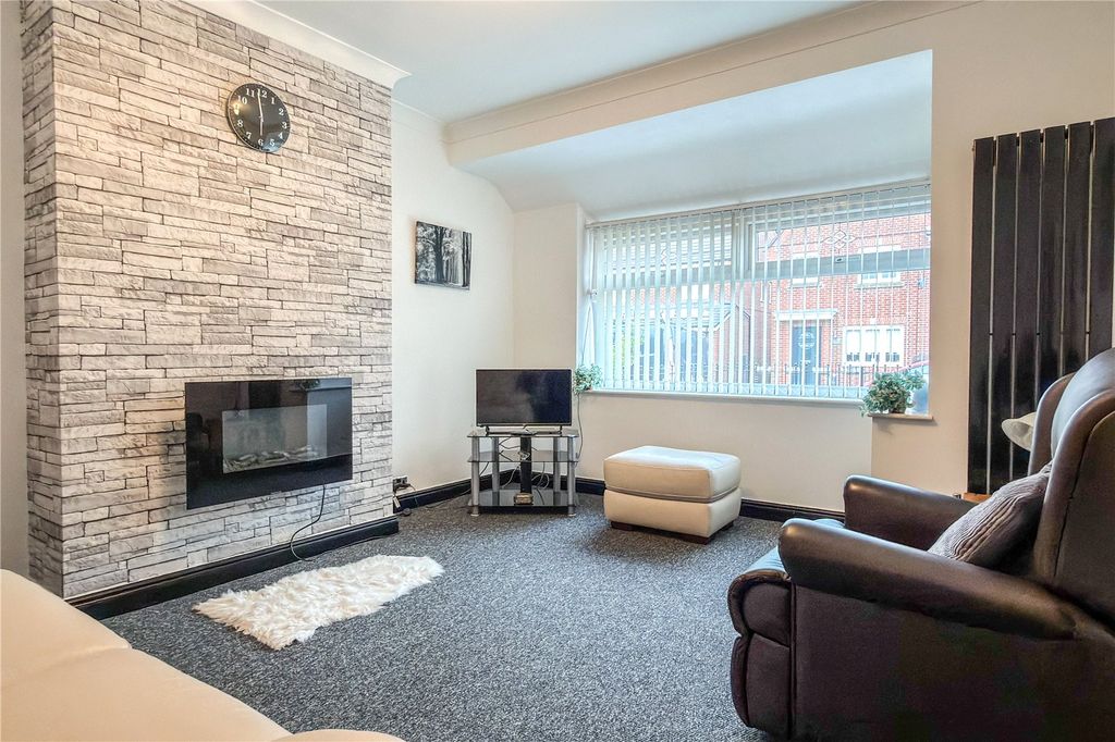 Property photo 3 of 16 Lounge