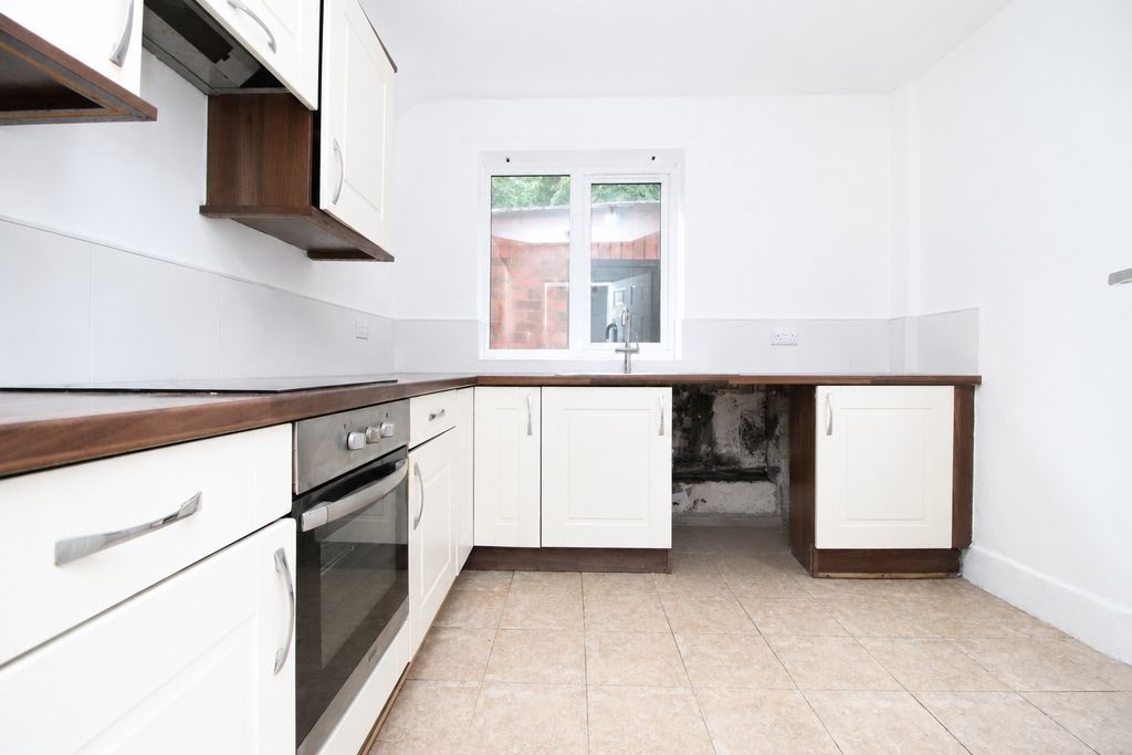 Property photo 3 of 11 Kitchen