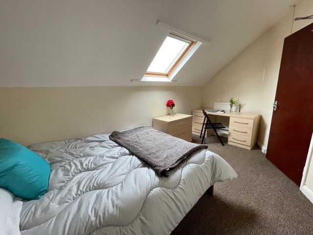 Property photo 3 of 18 A Cozy Bedroom Featuring A Comfortable Double Bed ...