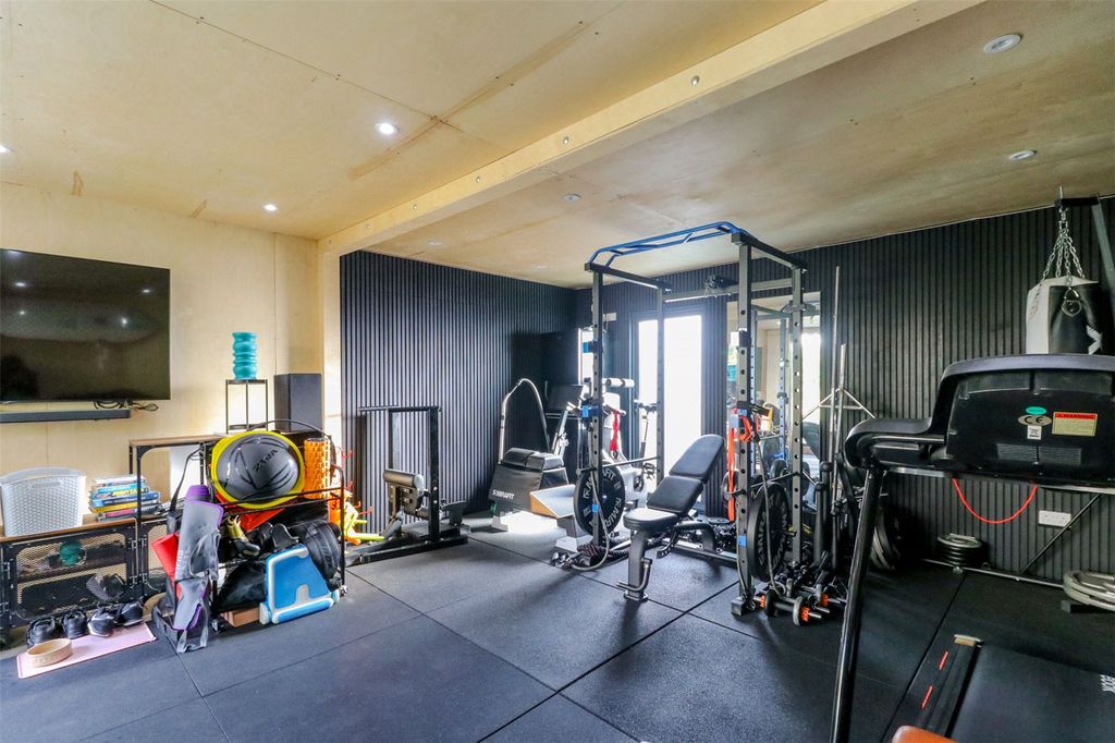 Property photo 2 of 37 Picture No. 20