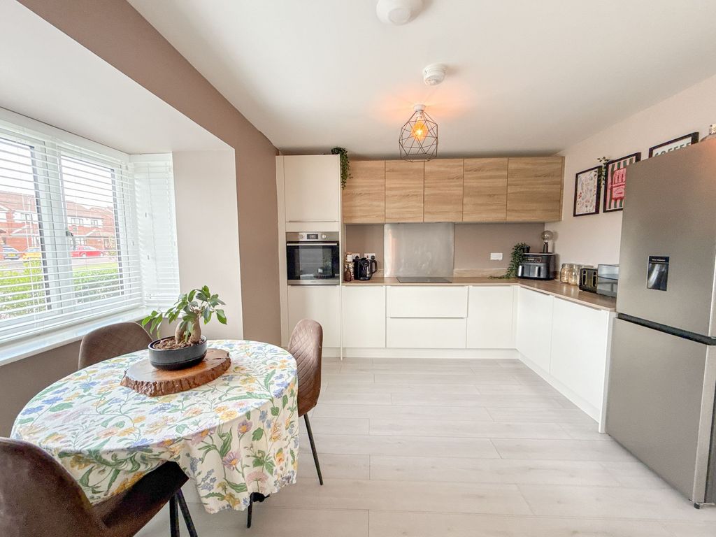 Property photo 2 of 12 Dining Kitchen