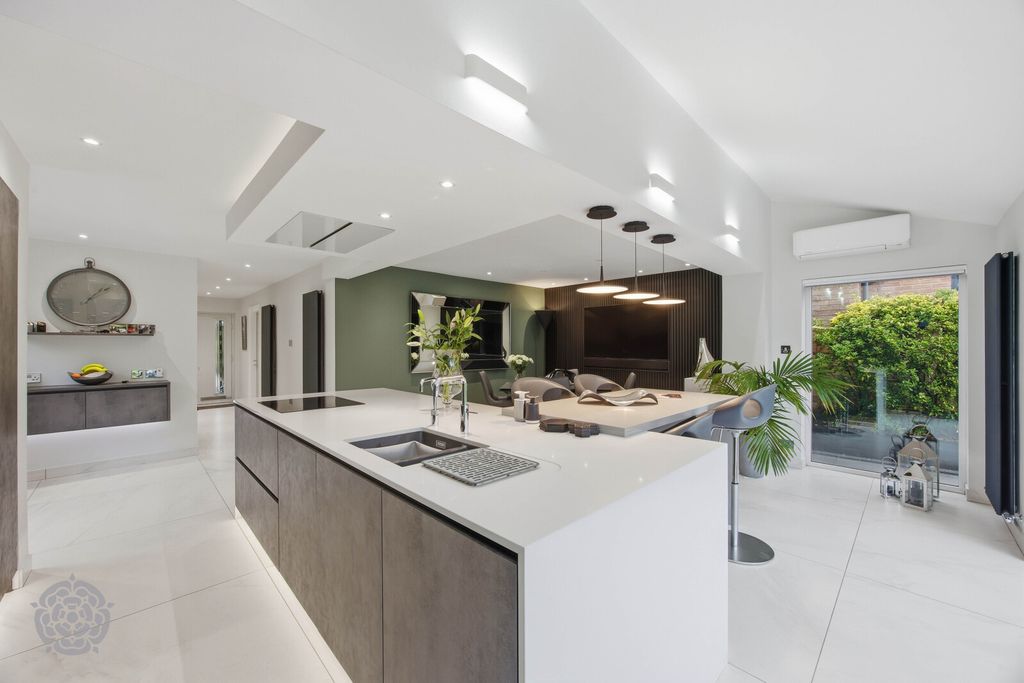 Property photo 2 of 37 Picture No. 49