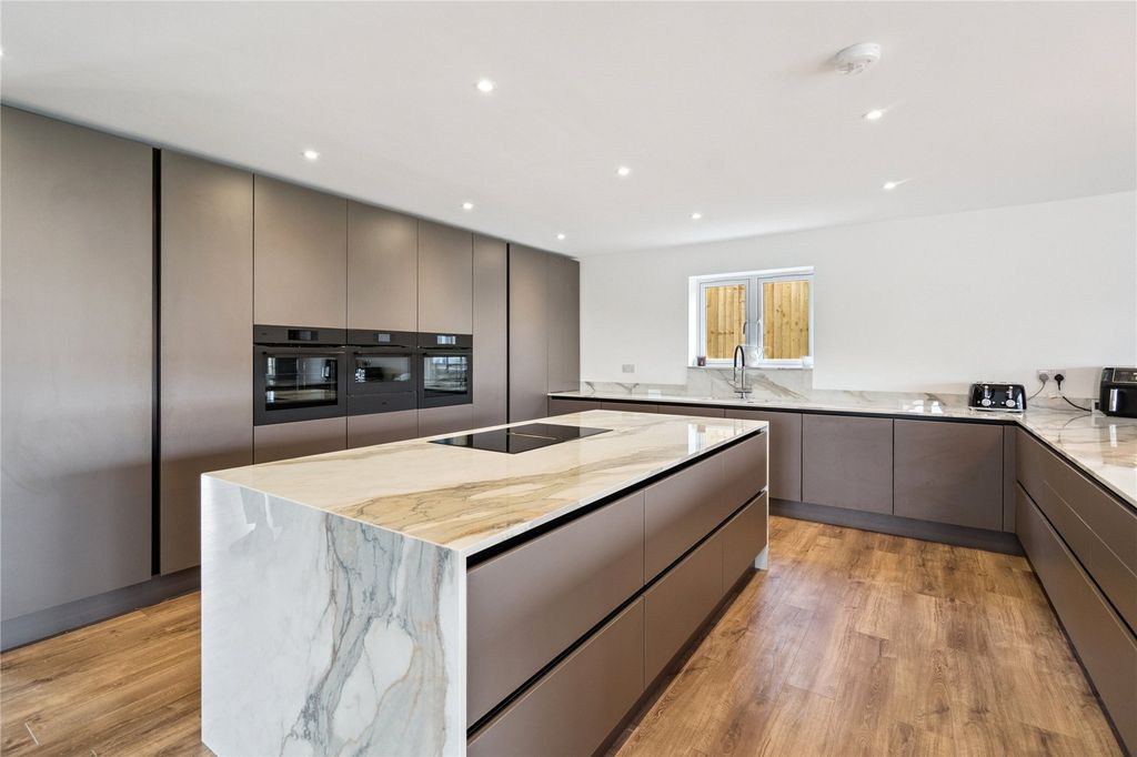 Property photo 3 of 24 Picture No. 15