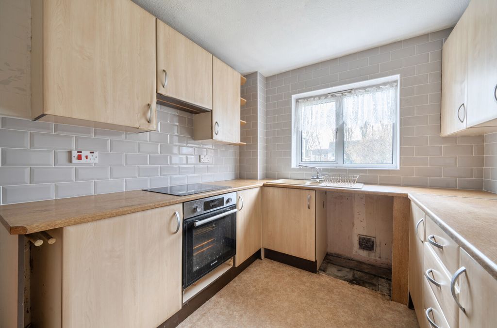 Property photo 2 of 16 1421666-10-69A9B8...