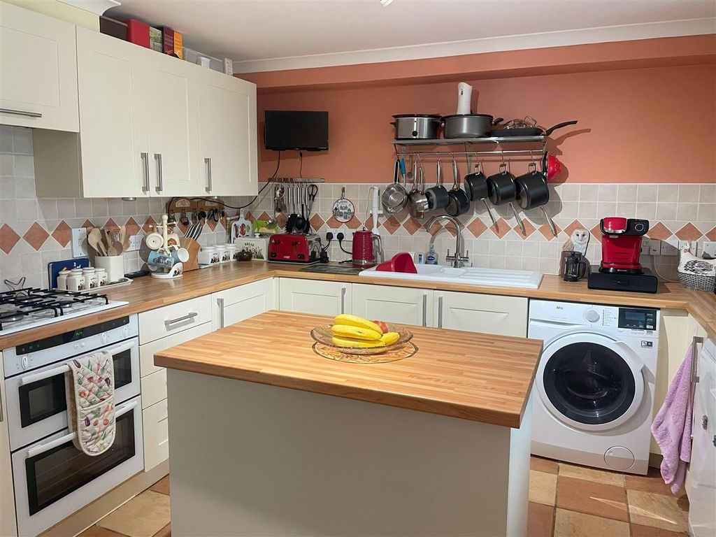 Property photo 3 of 19 Kitchen
