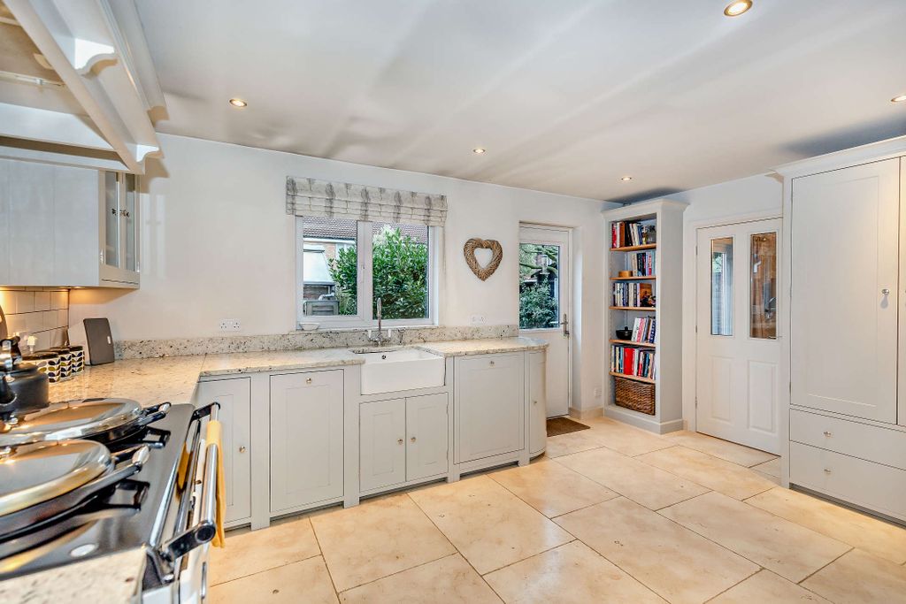 Property photo 3 of 14 8677119-Interior18-800