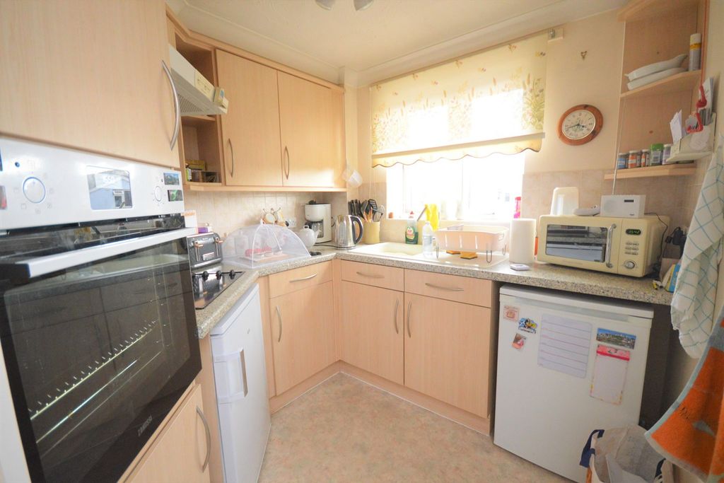 Property photo 3 of 7 Kitchen