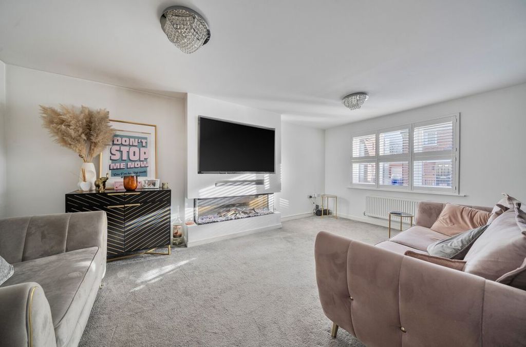 Property photo 2 of 20 141735012699341E6A762c