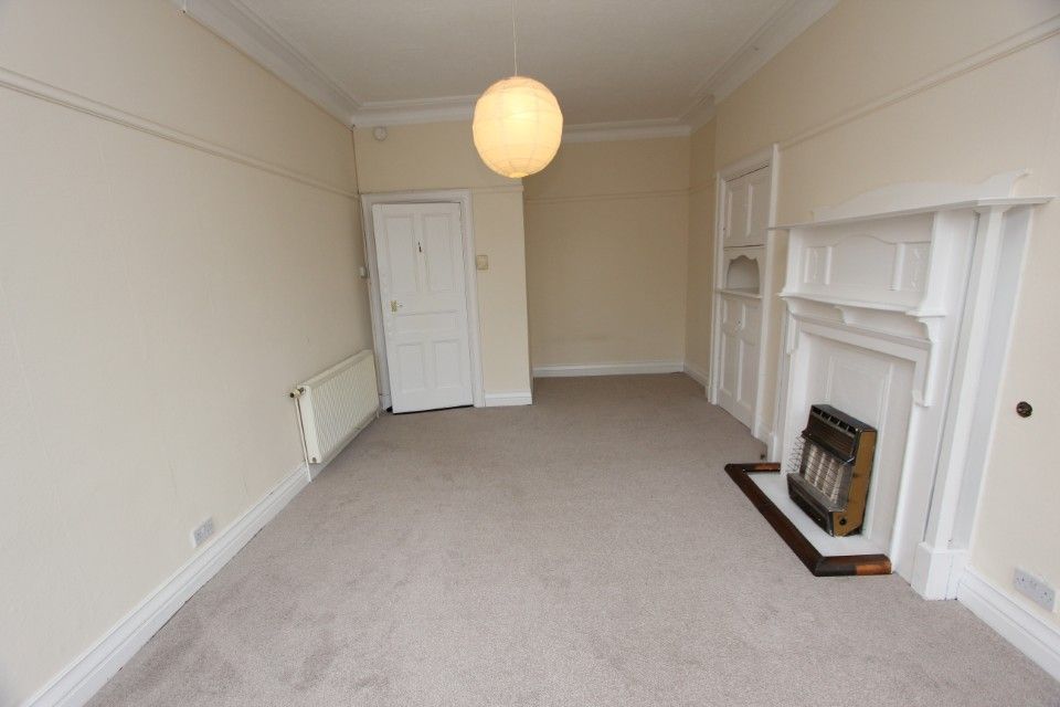 Property photo 3 of 8 Lounge