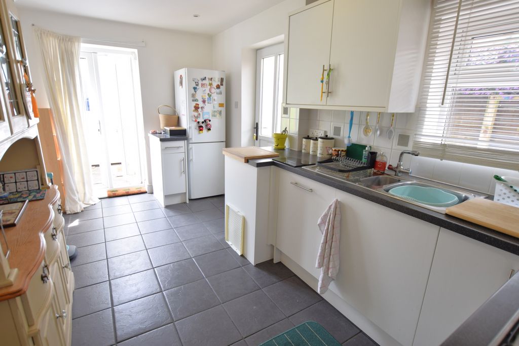 Property photo 3 of 11 Kitchen