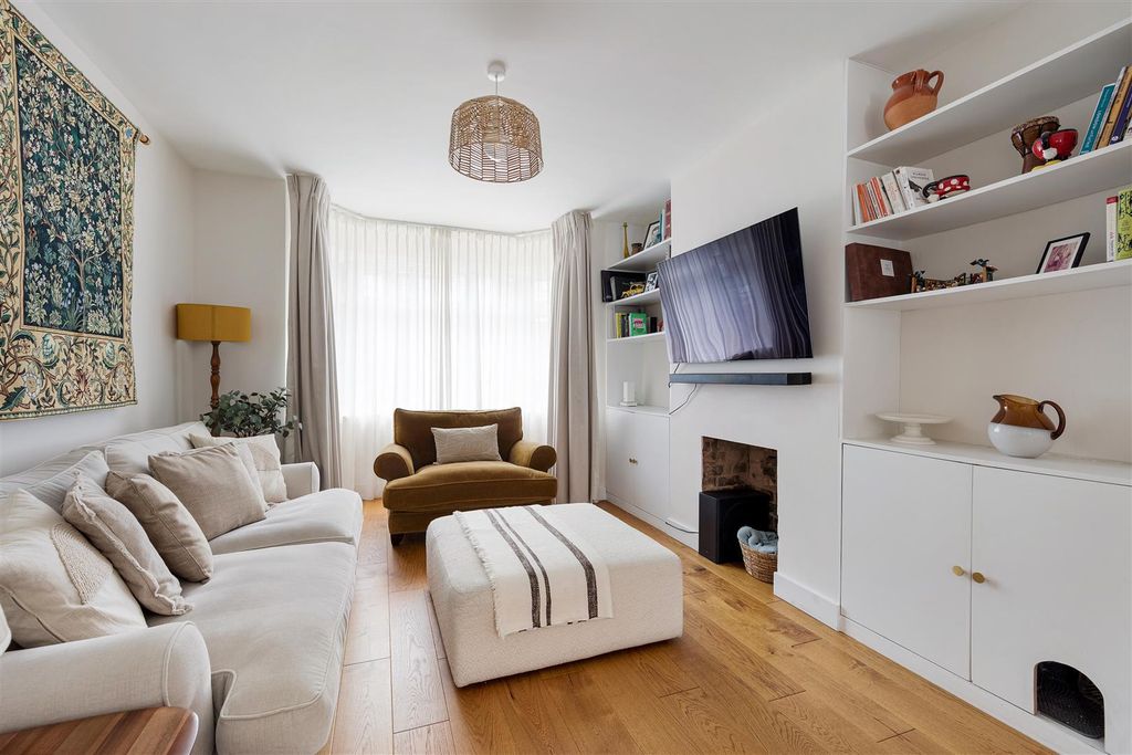 Property photo 2 of 48 Longacre Road, E17