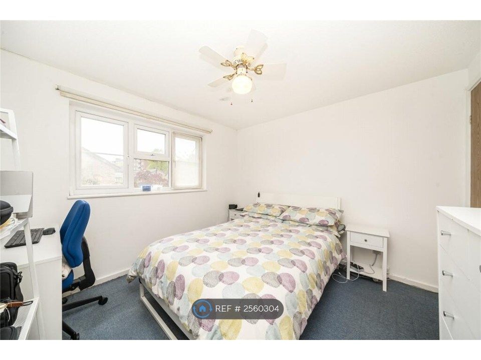 Property photo 2 of 6 Bedroom