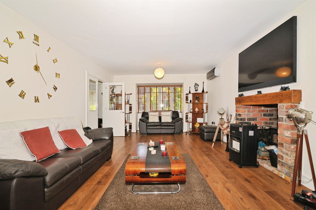 Property photo 2 of 20