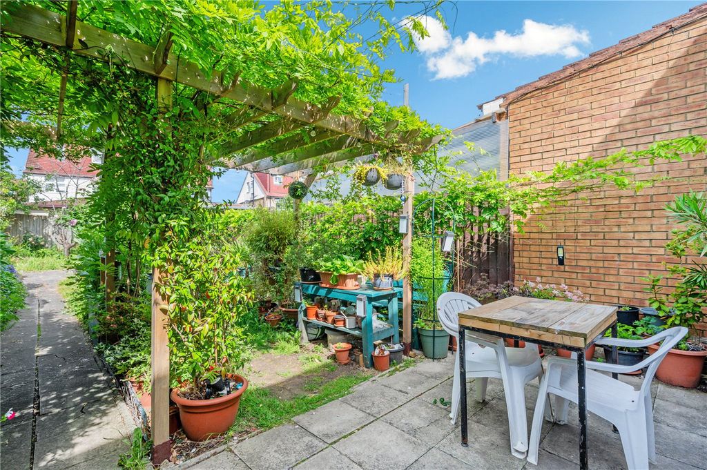 Property photo 1 of 16 Clovelly Avenue
