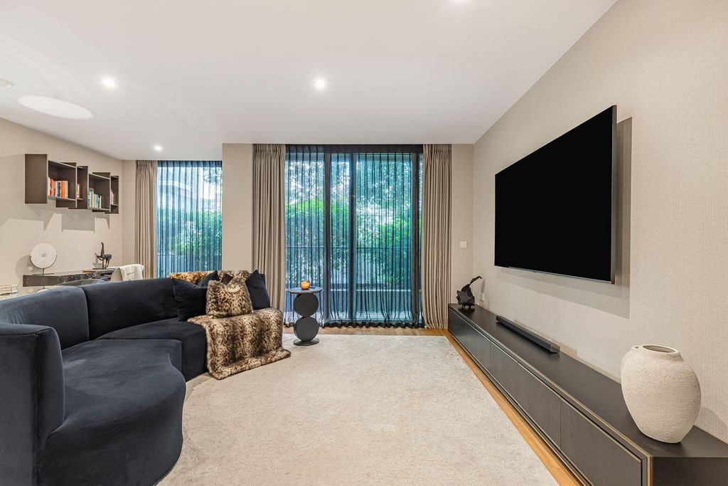 Property photo 1 of 11 Lounge