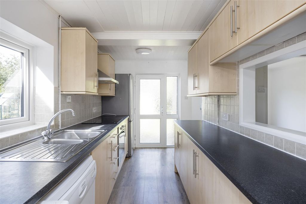 Property photo 3 of 15 49 Whitemore Road, Gu1 1Qu-14.Jpg