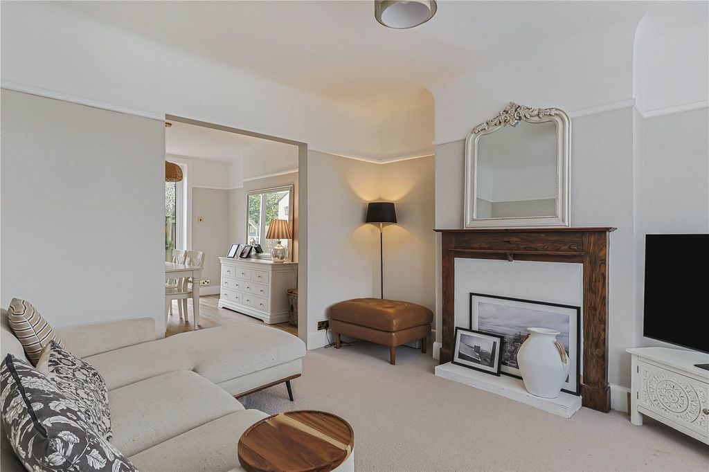 Property photo 3 of 22 Lounge