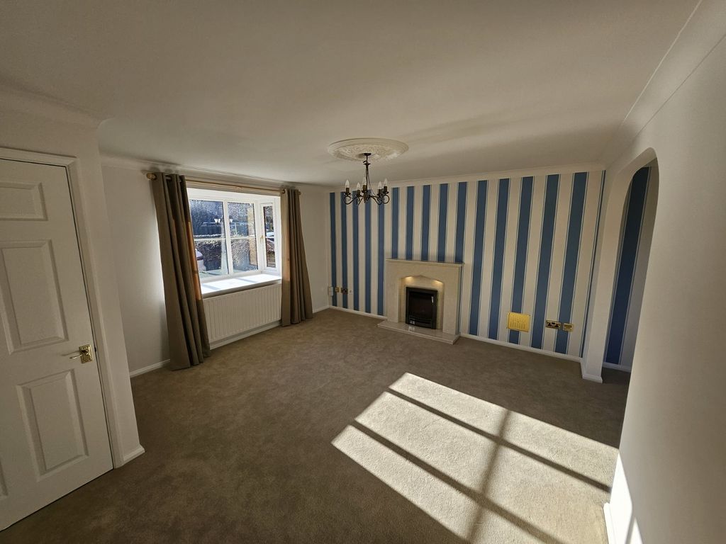 Property photo 3 of 20 Lounge