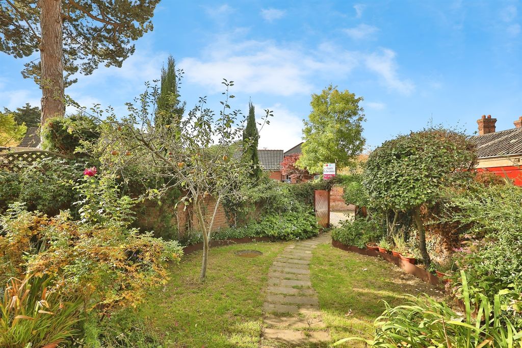 Property photo 2 of 28