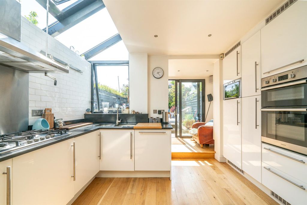 Property photo 3 of 20 Kitchen/Dining Room