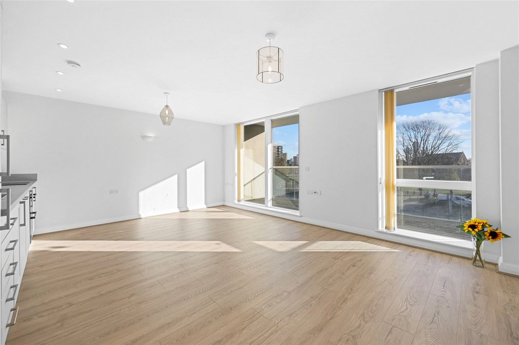 Property photo 2 of 33 Picture No. 27