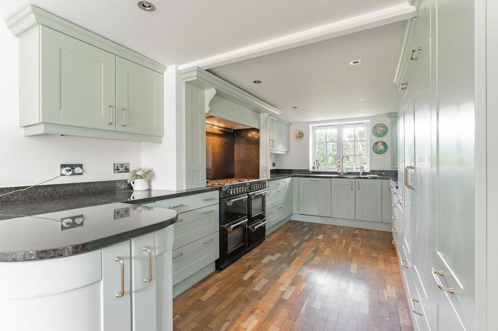 Property photo 2 of 27