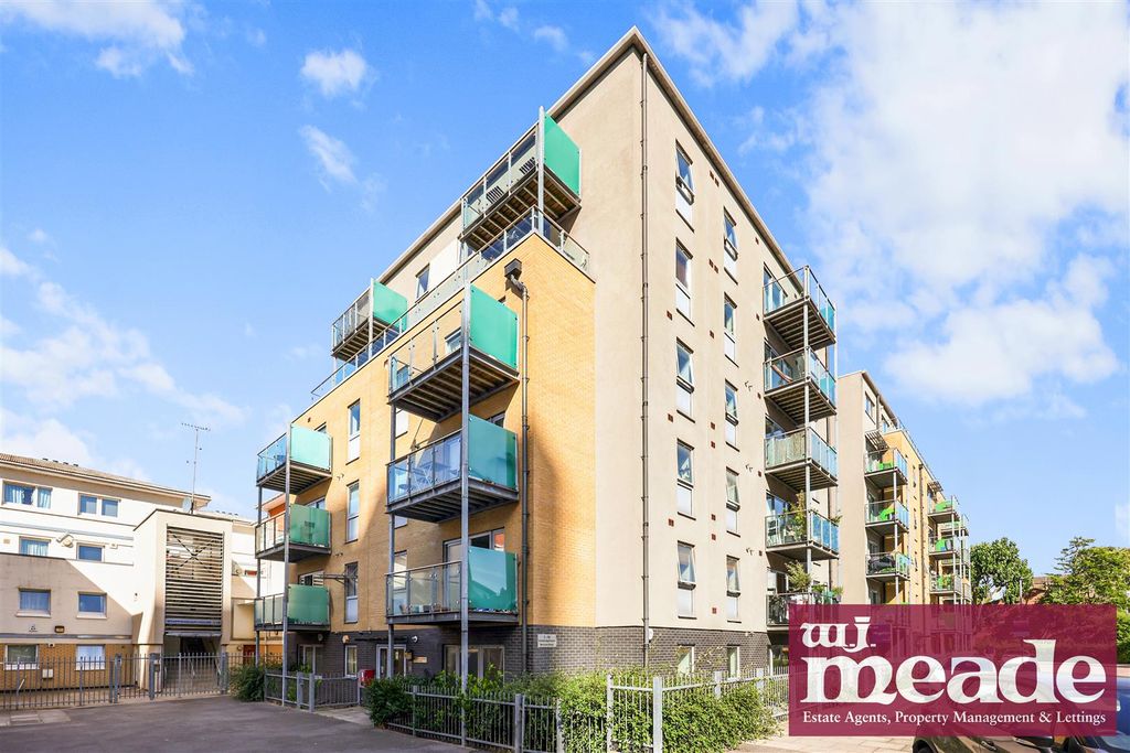 Property photo 1 of 8 Clematis Apartments