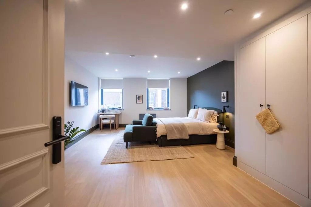 Property photo 1 of 24 Bedroom